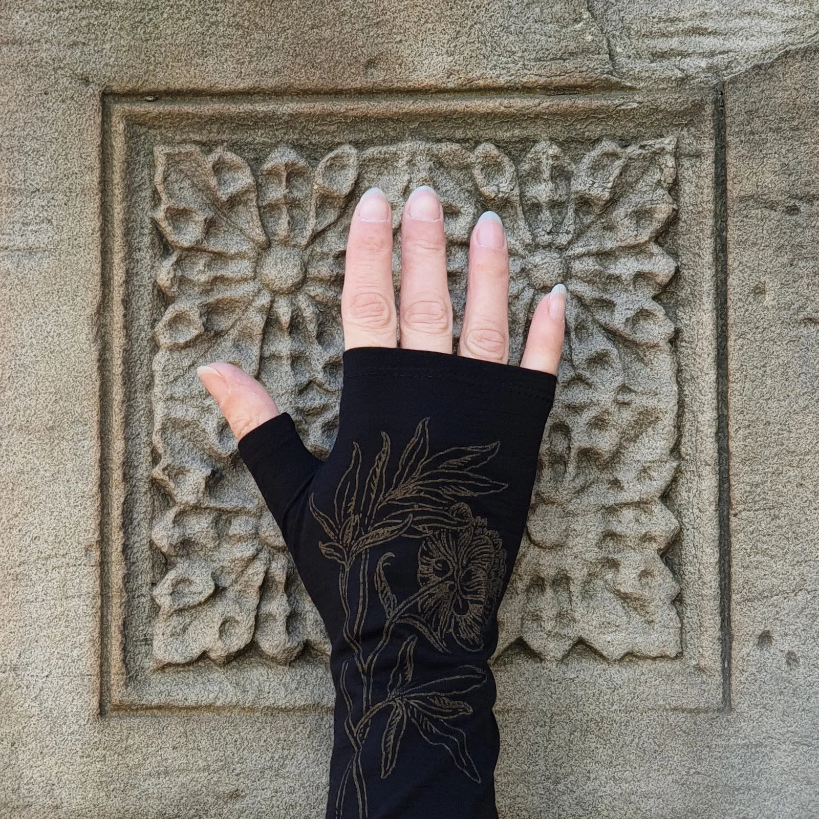 Black peony printed merino fingerless gloves